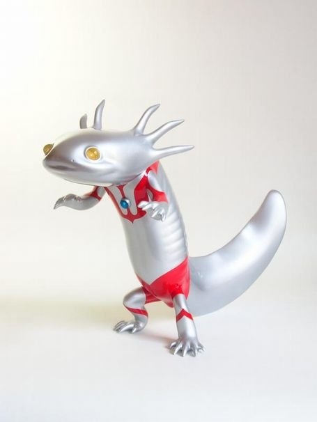 ウルトラマン柄のサンショウウオ！ 円谷プロ公認美術作品がポップ