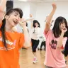 （左から）NGT48副キャプテン・荻野由佳、キャプテン・北原里英