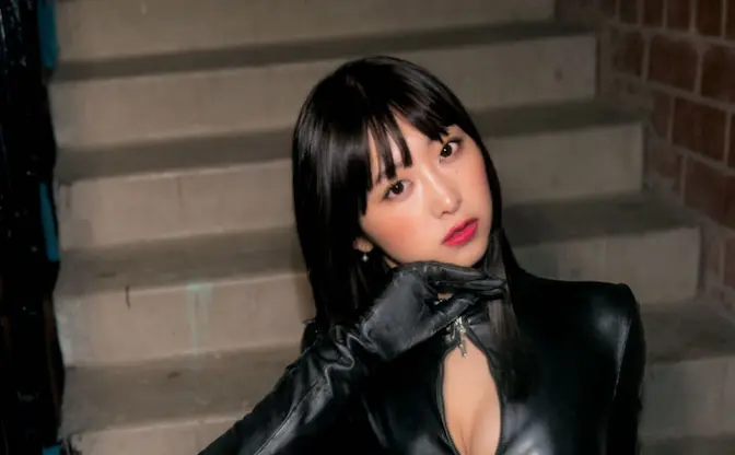 真島なおみ、スタイル際立つボディスーツ　可愛さにロシア人も虜