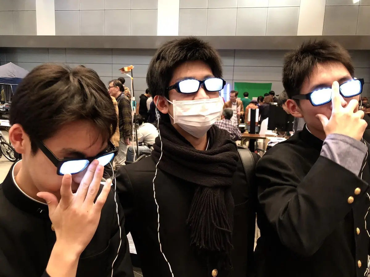 「光るメガネ」が大反響　アニメや漫画で見かける“悪巧み“ポーズでニヤリ