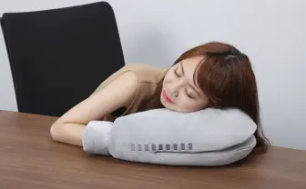 バルタン星人やアッガイの腕枕クッション！ まさかのチョイスに脱帽