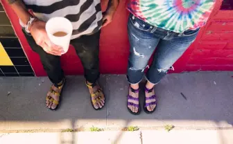 人気スポサンブランドTevaから、90年代の復刻モデルが登場！　蜘蛛の巣のようなストラップサンダルAlp