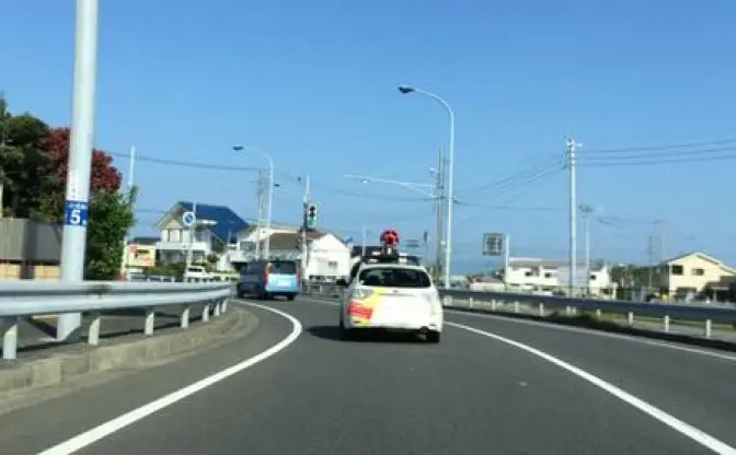 偶然見つけたGoogleストリートビューカーを追いかける車載動画が面白い