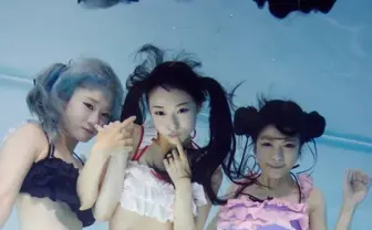 水中ニーソ新作でハヤカワ五味、フロントジッパー競泳水着ブランド、口枷屋モイラとコラボ！