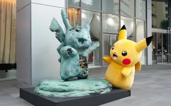 ポケモンが1000年後に発掘されたら? 展覧会でピカチュウが自分の化石と対面