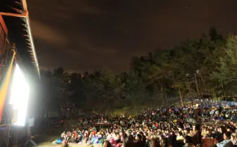 野外映画フェスのパイオニア「森の映画祭」でアニメ『あの花』上映