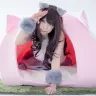 人間用ペットハウス（モデルは宮本彩希さん）