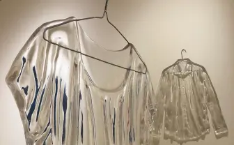 水のような不思議な“洋服”風の彫刻　材料には意外な家庭用品も