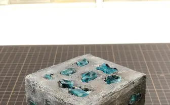 『マインクラフト』ダイヤモンド鉱石を工作　LED内蔵で青く光るぞ