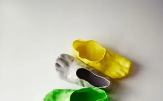 足にピッタリのスリッパは驚きの方法でつくられた──チーズフォンデュから着想