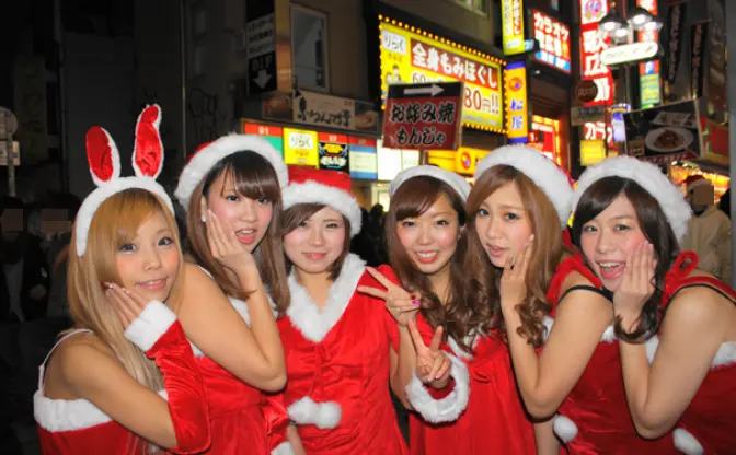 サンタのコスプレであふれる渋谷の街を激写！ ギャル達のクリスマス