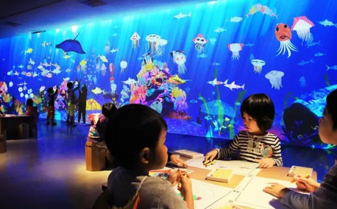 描いた魚が泳ぎだす！ 子どもたちに“共創”を促すお絵かき水族館