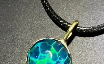 宝石に揺らめくオーロラの光　幻想的な「水紋ガラスペンダント」のこだわり