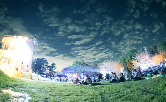 『君の名は。』新海誠の代表作『秒速5センチメートル』を森の中で上映