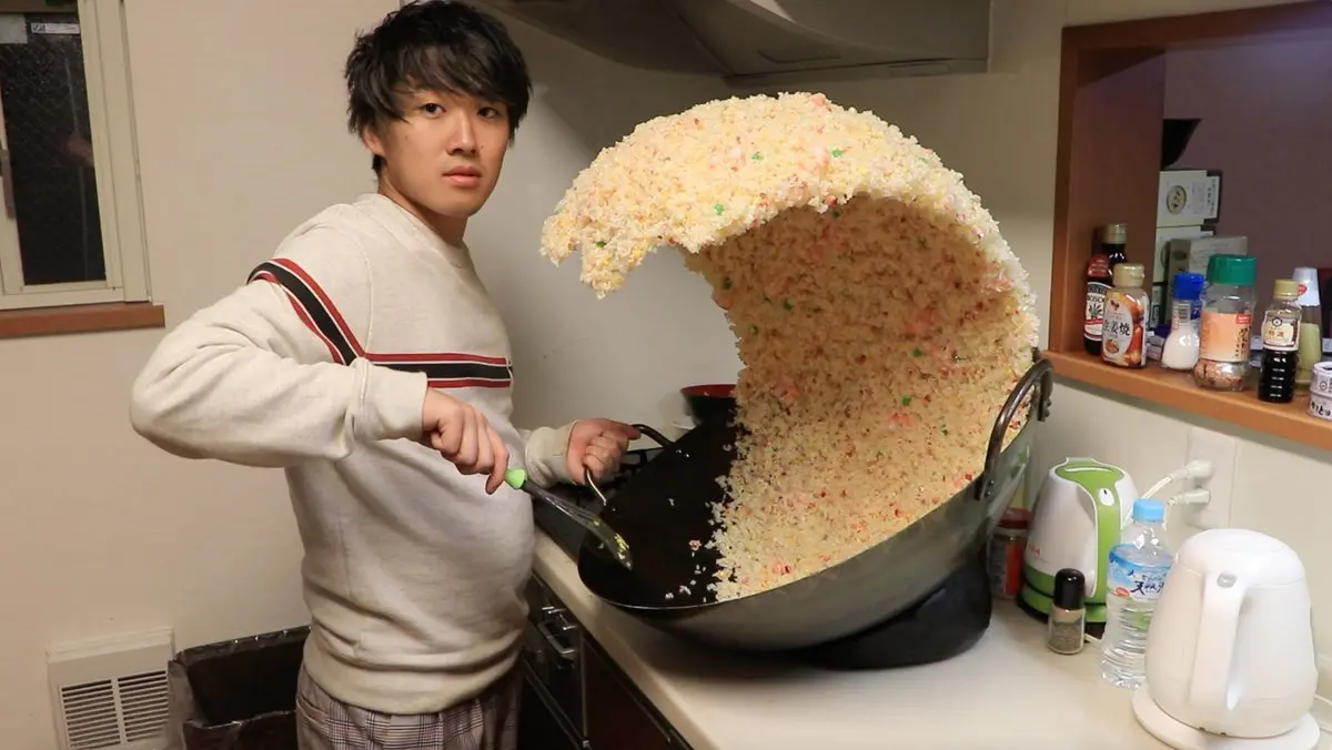水溜りボンドの動画「本気でチャーハン作るドッキリwwwwww」より