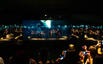 米津玄師「馬と鹿」MV公開 120人と力強く“情熱“を表現した鮮烈な映像