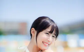 【水着グラビア】川崎あや プールに映える“くびれスト”の流線型