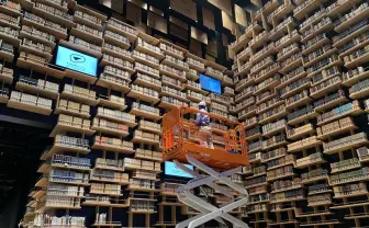 「角川武蔵野ミュージアム」3万冊の壮観 巨大本棚の作業風景を公開