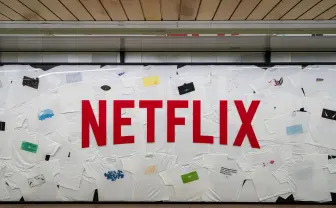 Netflix、新宿駅を再びジャック 人気アニメTシャツ70種以上が勢揃い