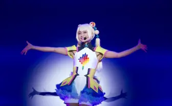 高野麻里佳さんが初金髪コスプレでライブ 『レイゼロ』完成披露試写会