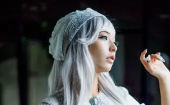 宇垣美里が麗しいメイド風コスプレ　カメラ誌の表紙巻頭グラビア飾る