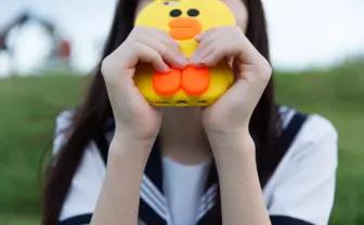 元女子高生AIりんな、「FEMM」最新シングルで作詞家デビュー