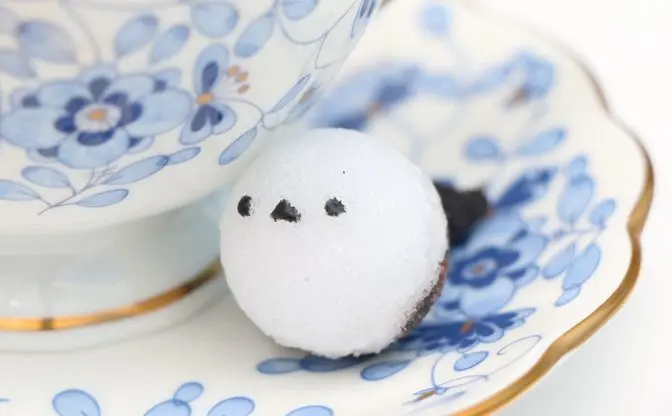 めんこい野鳥「シマエナガ」の角砂糖　コーヒータイムにやってきた雪の妖精