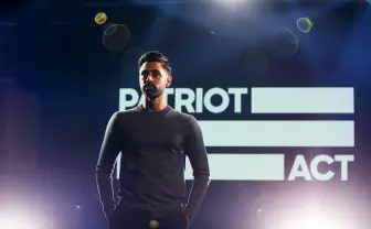 彼の笑いは、社会が抱える問題と大衆を繋ぐ ジョークで紐解くアメリカ社会