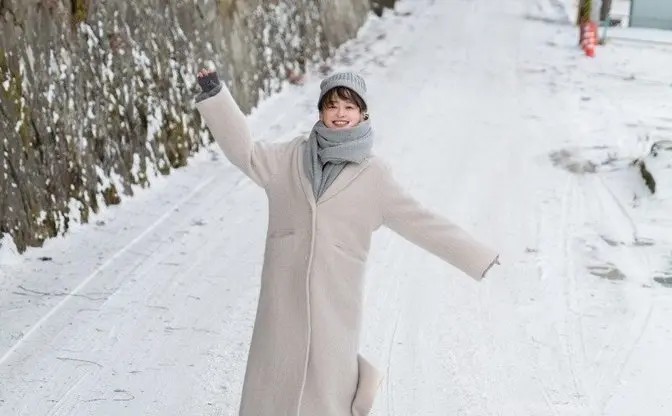 日向坂46影山優佳、写真集から雪道の先行カット「観光を楽しんでいるような私が満載」