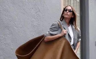 驚異のファッション爆誕？ 人も入る特大バッグのインパクトがヤバい