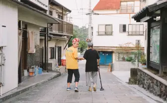 戦時を生き抜いた100歳の祖母とその孫41歳が送る「141歳の写真展」