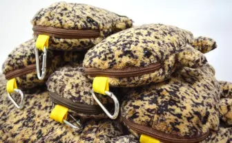 京都水族館「オオサンショウウオポーチ」がポップの塊　スタッフ着用で大好評