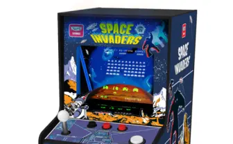 手のひらサイズの『スペースインベーダー』 往年の名作をいつでも楽しめる