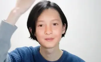 顔を「手でサッ」とやると別人に 映画で見た光景をAR技術で再現