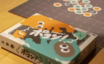 夢眠ねむ「たぬきゅん」がボドゲに!ポップなリバーシ『ポコン』で遊んでみた