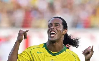 ロナウジーニョ、パスポート偽造で勾留も意外に楽しそうな獄中ライフ