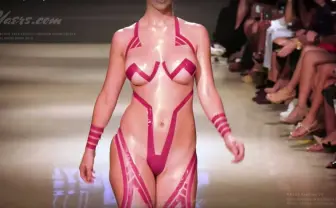 全裸美女がテープに身を包む「Black Tape Project」、さらなる進化を遂げていた