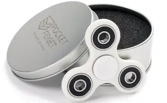 集中力と遊び心をアゲる回転フィジェット。無心で回したくなる「ハンドスピナー」