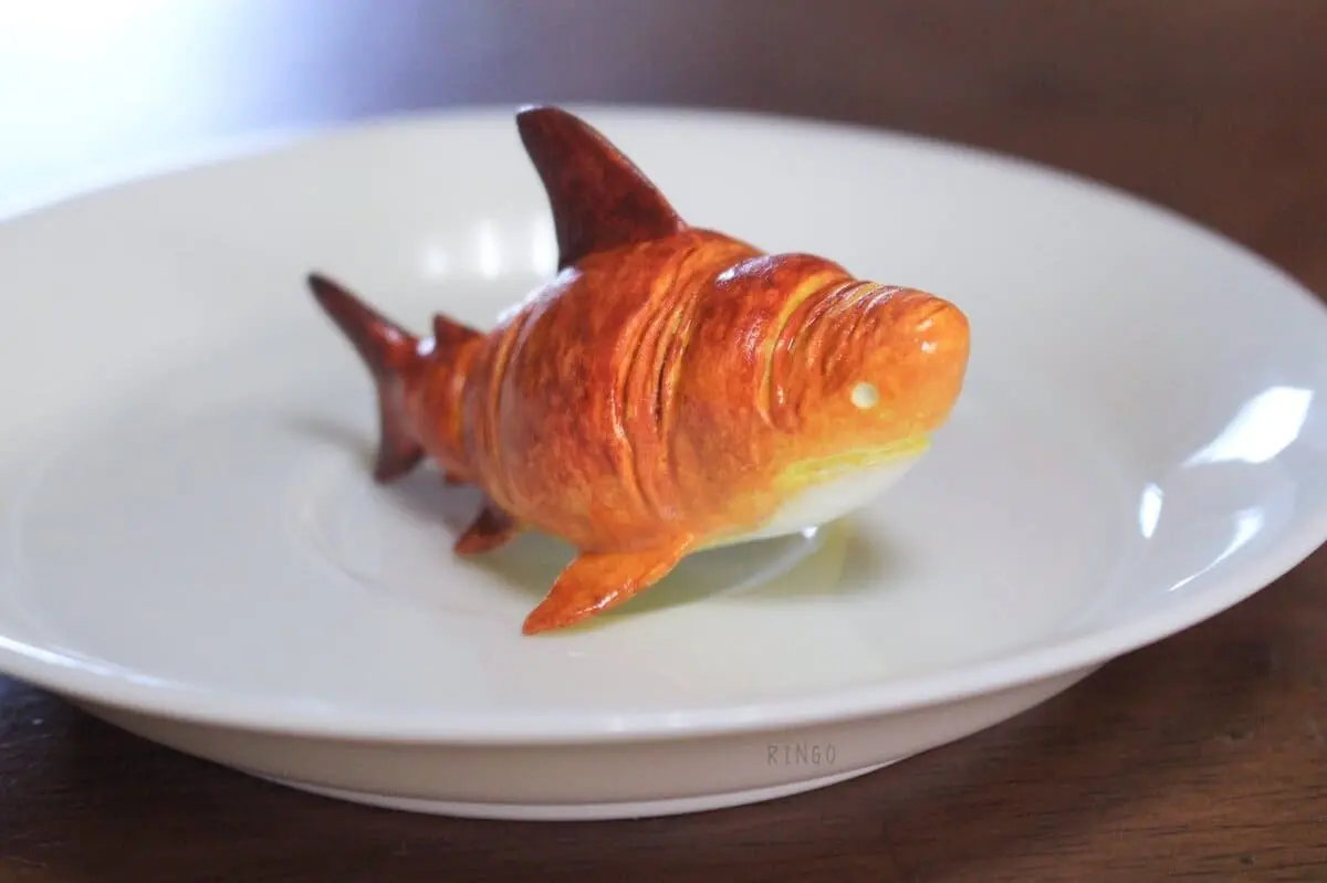 食べられたくない…なら食べてやる!  サメに擬態したクロワッサン.jpeg