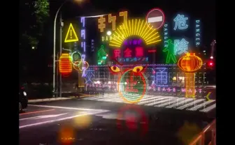 SF映画のワンシーンじゃん！ 色鮮やか立体映像が浮かび上がる横断歩道