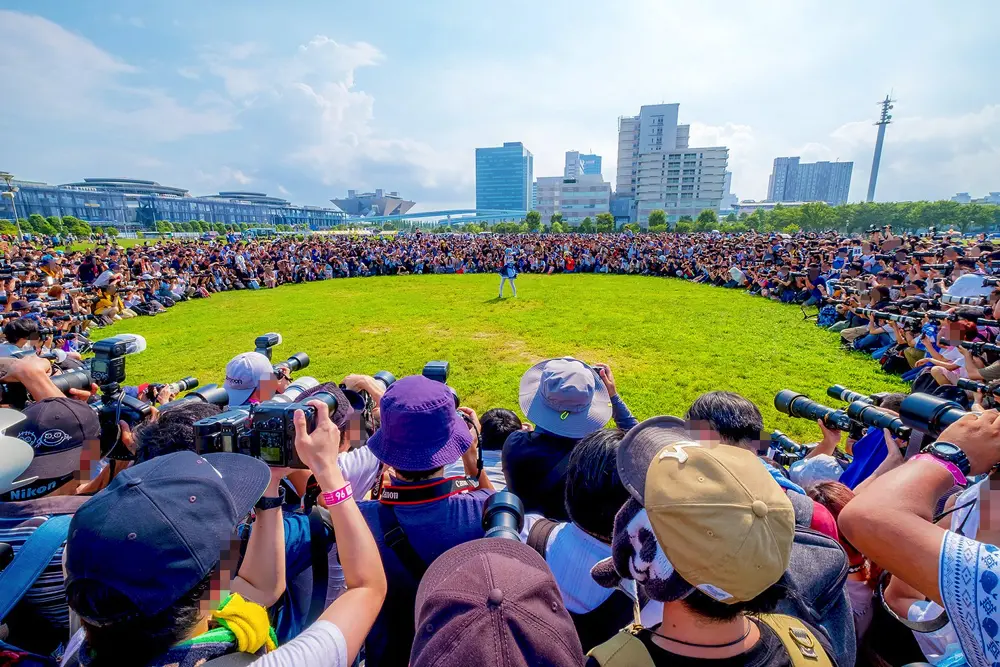 コスプレイヤー えなこ囲み撮影の風物詩 ギネス級の「えなこりんぐ」が神々しい.jpg