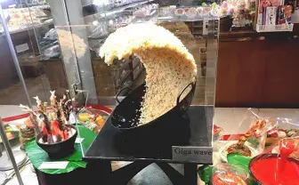 食品サンプル店「まいづる」閉店、全品50%OFFセール 水溜りボンドのあの巨大チャーハンの店