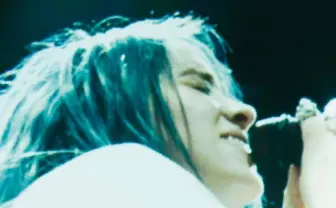 ビリー・アイリッシュ初のドキュメンタリー映画　その苦悩と支える家族を追う