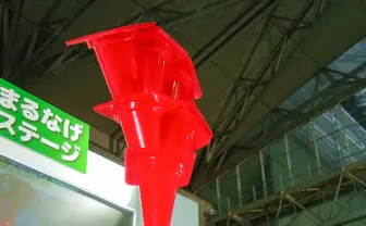 【超会議】『おそ松さん』1話を再現　十四松の驚愕カラーコーン芸に注目！