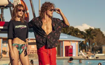 『ストレンジャー・シングス』がH&Mコラボ Tシャツや水着で世界観を表現