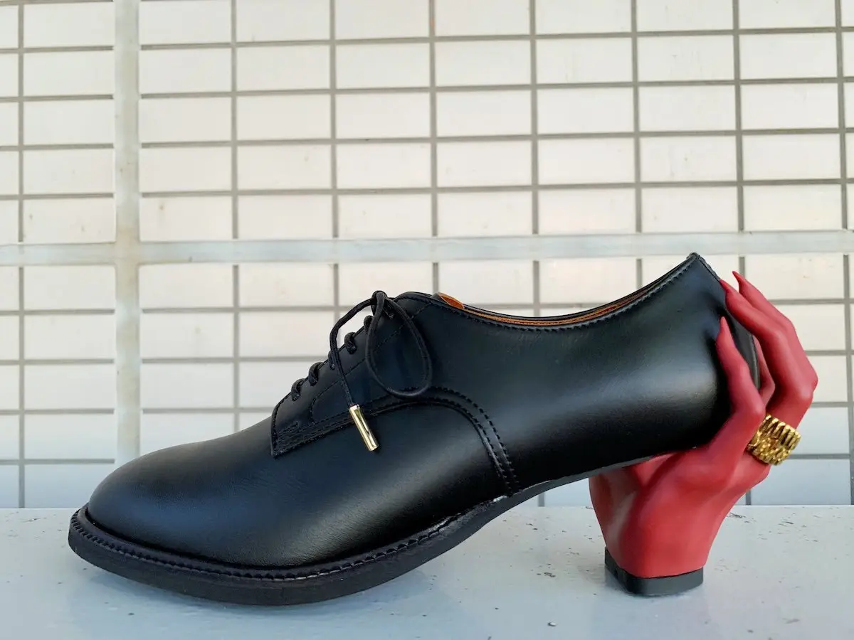 魅惑の手が靴に宿った？ デザイナーの凄艶なドレスシューズに惹きずり込まれそう.jpg