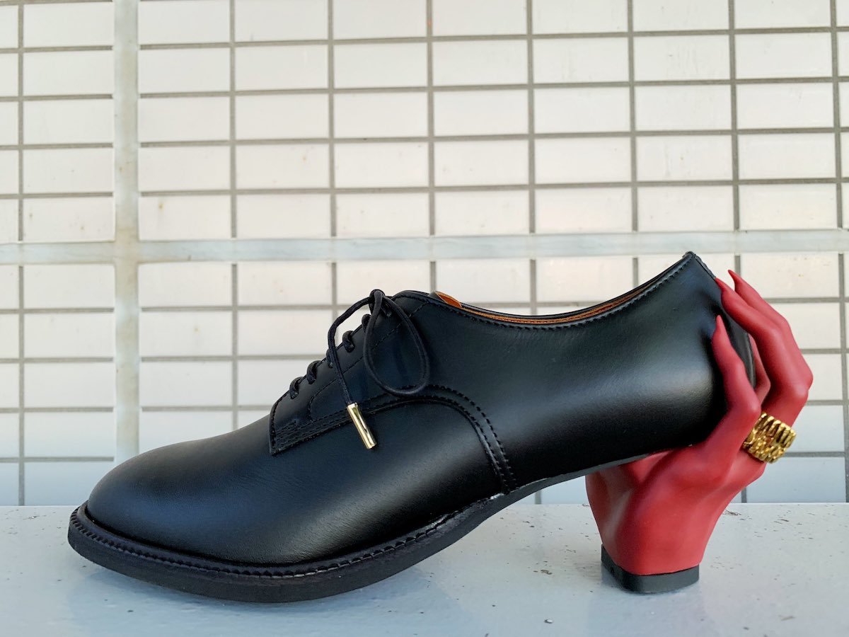 魅惑の手が靴に宿った？ デザイナーの凄艶なドレスシューズに惹きずり込まれそう.jpg