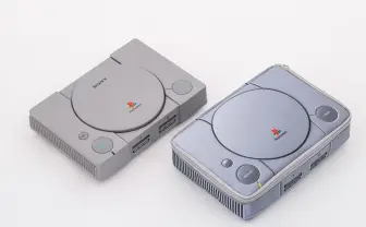 初代「PlayStation」まさかの原寸大ポーチに 懐かしいグレーの本体を再現