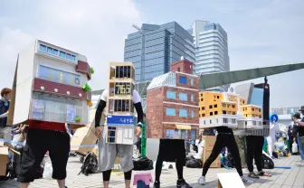 【コミケ96】「アイマス」事務所ビルコスが並び立つ(物理)姿が感慨深い