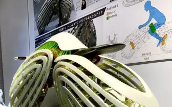 ドライバーと共に変化する未来のモーターサイクル 白いシェル型のカウルが美しい
